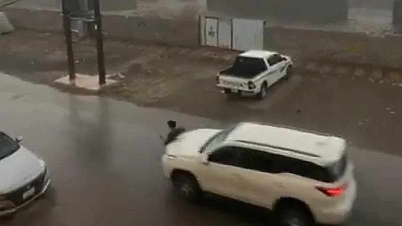 نجاة طفل اصطدمت به سيارة وسط الشارع في المخواة بأعجوبة.. فيديو