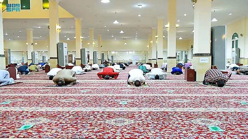 بالصور..عودة المصلين لصلاة التراويح وسط أجواء مفعمة بالإيمان