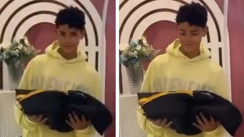 نجل رونالدو يُمسك " البشت " .. فيديو