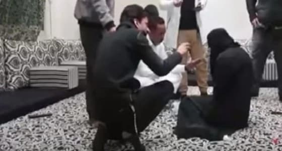 بالفيديو.. فتاة تفاجئ شباب في استراحة ورد فعل طريف