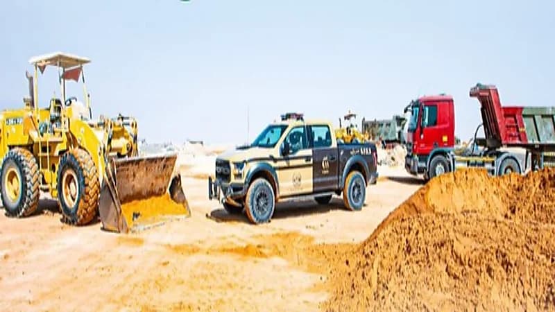 ضبط 5 مخالفين لنظام البيئة لنقلهم الرمال وتجريف التربة