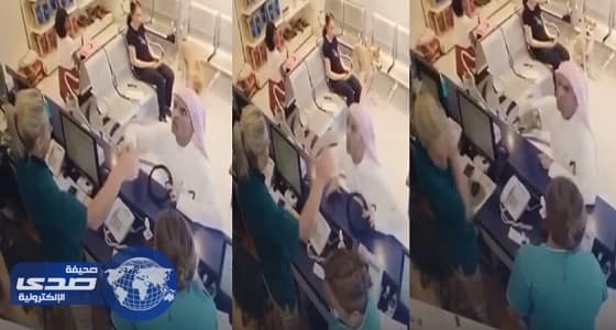 بالفيديو.. خليجي يبصق على موظفة استقبال ويضربها بالعقال