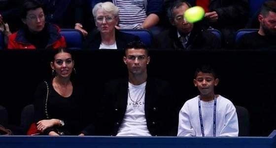 بالفيديو.. رونالدو يلتقط كرة طائشة باتجاه صديقته