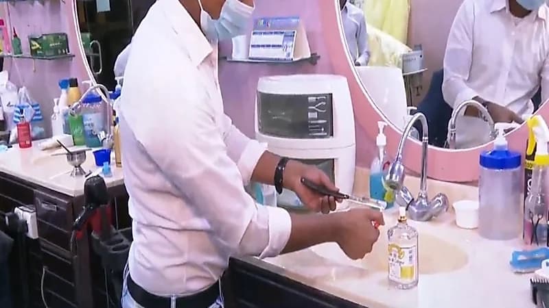 بالفيديو.. الأمواس تنتشر في صالونات الحلاقة رغم منعها