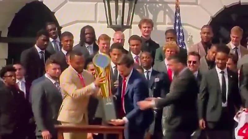 نائب ترامب يُسقط كأس بطولة ولاية أوهايو سهوًا.. فيديو