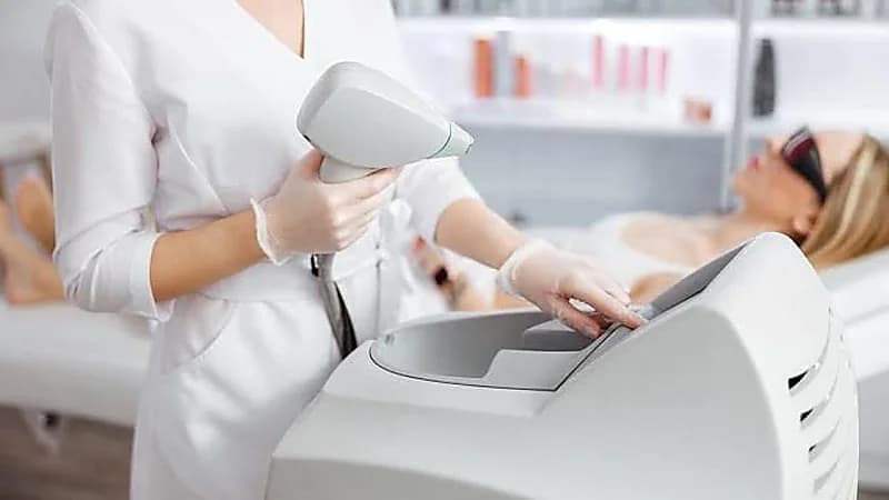 استشاري يحذر: تجنبوا إزالة الشعر الوَبَري بالليزر لهذا السبب .. فيديو