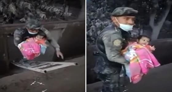 بالفيديو.. لحظة انقاذ طفلة بقيت اياما تحت رماد بركاني