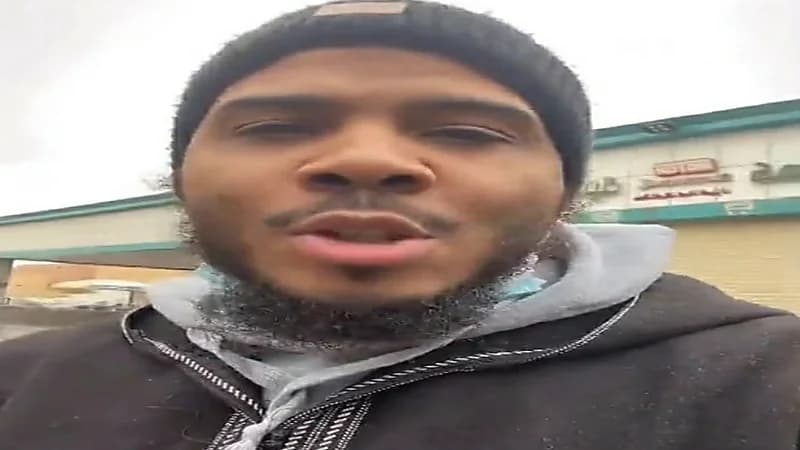 شاهد.. فزعة شاب سعودي مع "أمريكي" تعطلت سيارته على الطريق