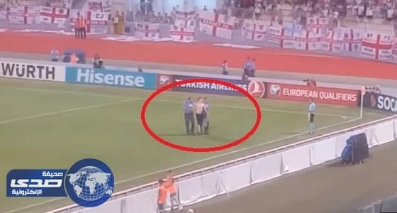 بالفيديو.. مشجع يقتحم مباراة مالطة وإنجلترا