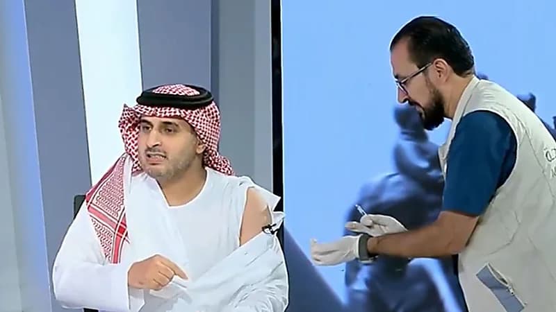 عبد الله الغنمي يتلقى لقاح الإنفلونزا على الهواء ويدعو الجماهير للتطعيم.. فيديو