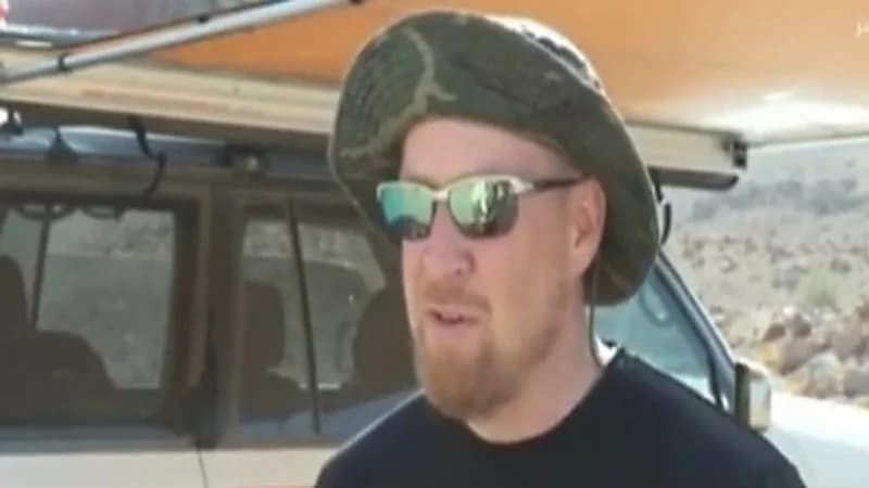 تفاصيل اكتشاف سائح أمريكي وزوجته أكبر صخرة في تبوك "فيديو"