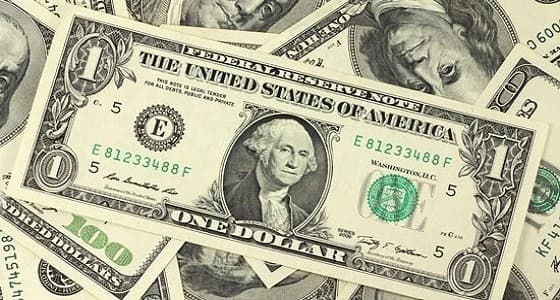 تذبذب الدولار وسط ترقب حرب تجارية