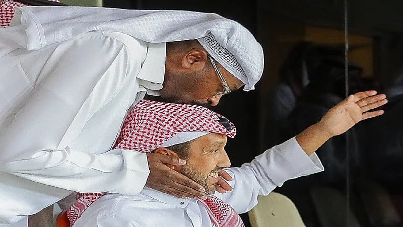 شاهد ... وليد معاذ يقبل رأس الأمير فهد بن خالد بعد تقدم الأهلي