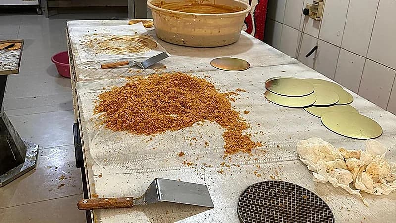 إغلاق معمل حلويات غير مرخص ومصادرة 300 كيلو من الحلويات الجاهزة بالقصيم .. صور