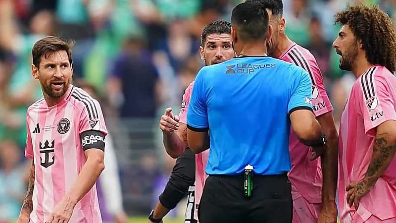 ميسي يلتزم الصمت بعد مشاجرة سواريز .. فيديو