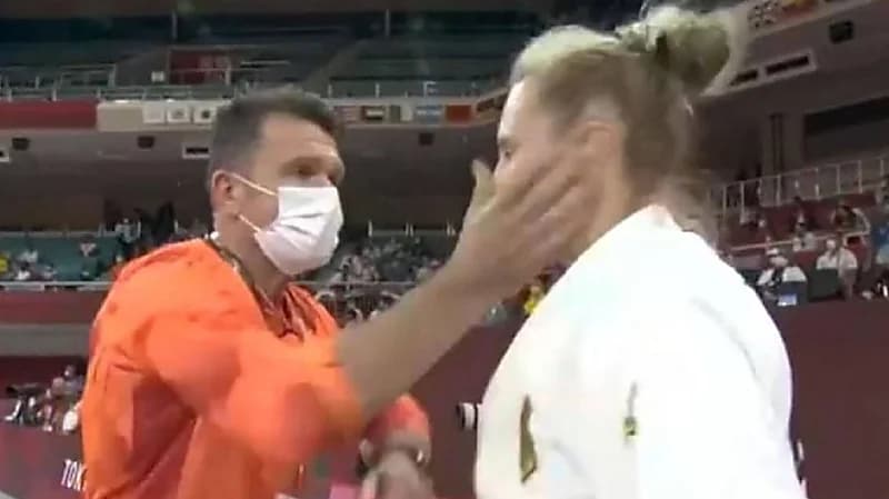 تحذير رسمي لمدرب صفع لاعبته في أولمبياد طوكيو