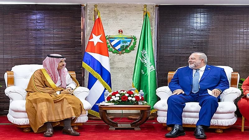 رئيس الوزراء الكوبي يكسر البروتكول خلال لقاءه وزير الخارجية .. فيديو