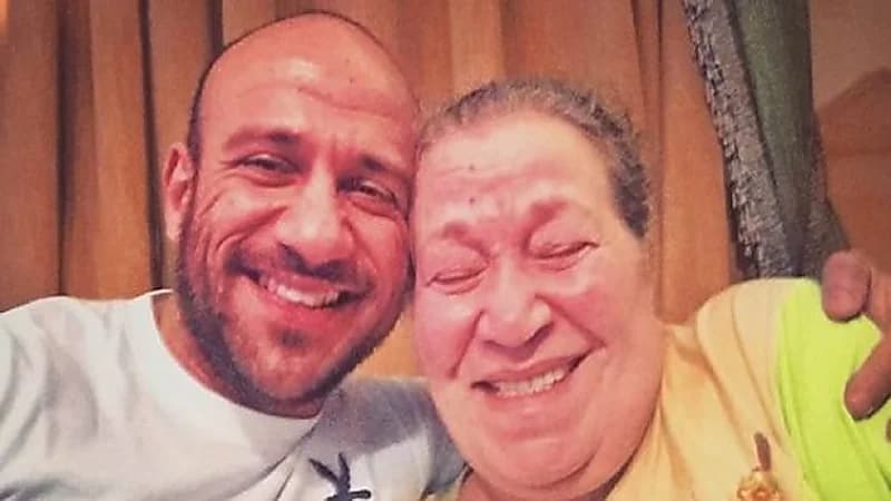 والدة الفنان أحمد مكي تحتفل بعيد ميلادها