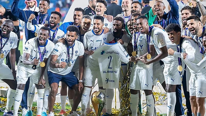 لاعبو الهلال يحملون تيشيرت البريك أثناء التتويج باللقب .. فيديو