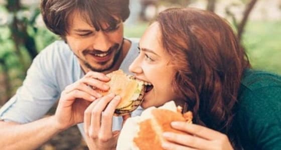 دراسة تكشف سبب زيادة وزن النساء بعد الزواج