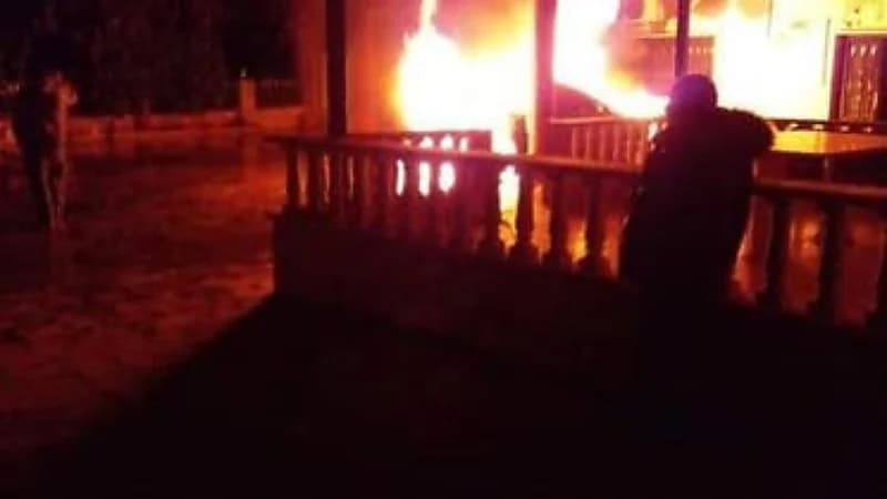 بالفيديو.. شاب يمطر منزل حبيبته بالقنابل بعد رفض الزواج منه