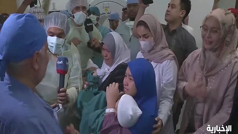 لحظة تسليم التوأم السيامي لوالدتهما بعد نجاح عملية الفصل .. فيديو