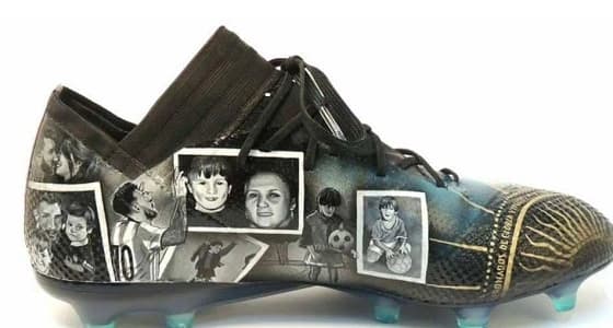 مصممة أزياء تٌهدي ميسي أحذية تروي قصة كفاحه منذ الطفولة