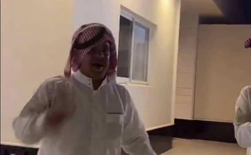 شاهد.. الشراري ينهار فرحا لحظة اهدائه سعود القحطاني سيارة