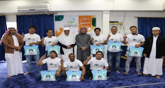 9 فلبنيين يشهرون إسلامهم في مكتب الدعوة بـ " الضباب "