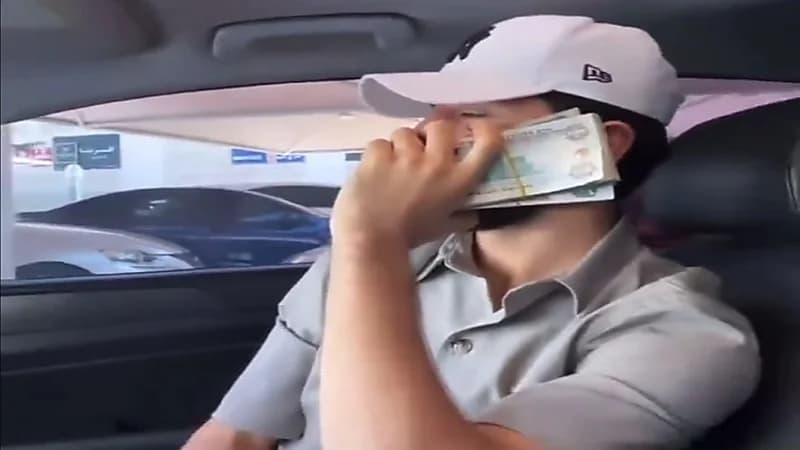 لاعب النصر السابق يستعرض بفلوسه .. فيديو