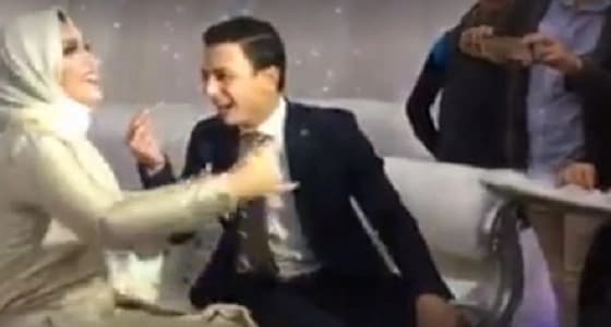 بالفيديو.. شاب وعروسه يشعلان الفيسبوك بطرافتهما في حفل خطوبتهما