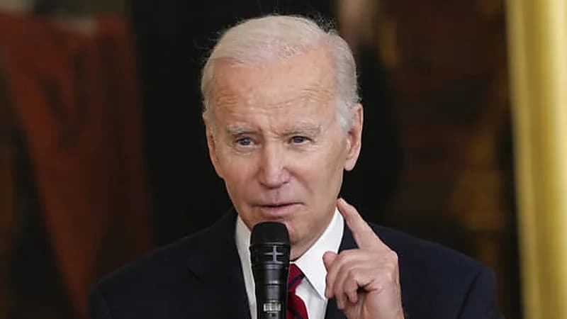 الرئيس الأمريكي ساخرا: قالوا إن بايدن كان غبيا حقا ولم يكن يعلم بذلك! (فيديو)