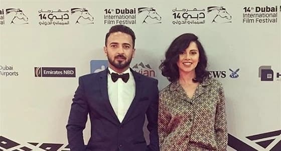 بالصور.. فنانة مصرية تحضر مهرجان دبي السينمائي بـ " البيجامة "