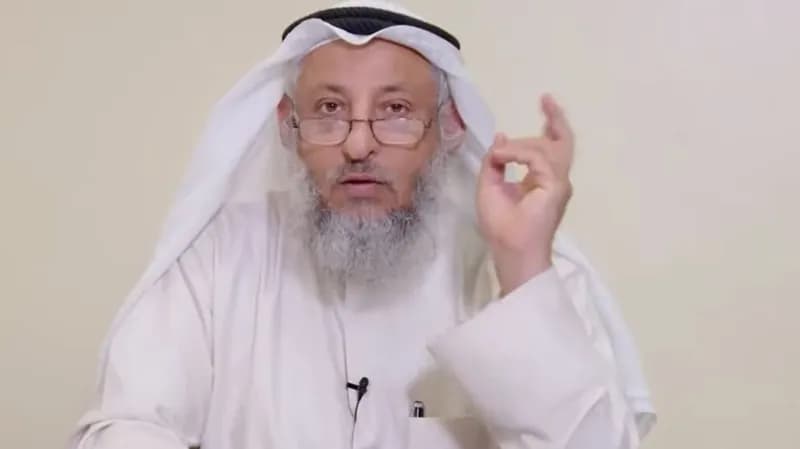 داعية كويتي يثير الجدل بتحريمه ارتداء الرجال للأحمر .. فيديو