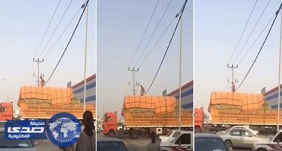 بالفيديو.. قائد شاحنة كاد أن يتسبب بكارثة في منطقة سكنية بالقنفذة