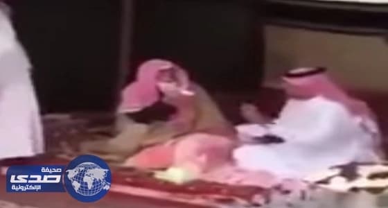 بالفيديو.. مسن يبكي فرحا لقبول أمير حائل دعوته لحضور وليمة
