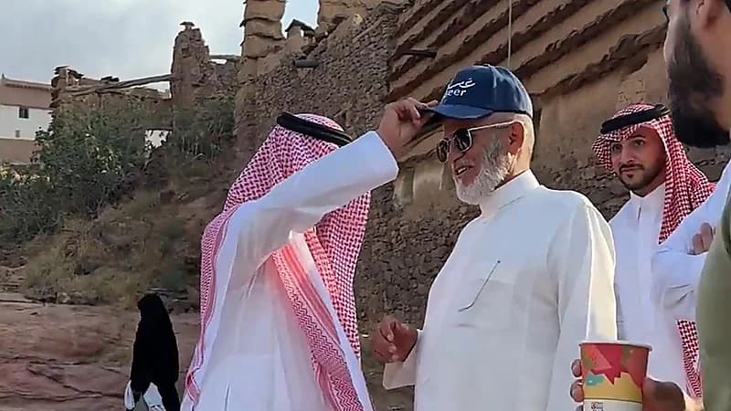 صدفة لا تُنسى .. سياح يعبرون عن سعادتهم بلقاء وزير السياحة في عسير.. فيديو