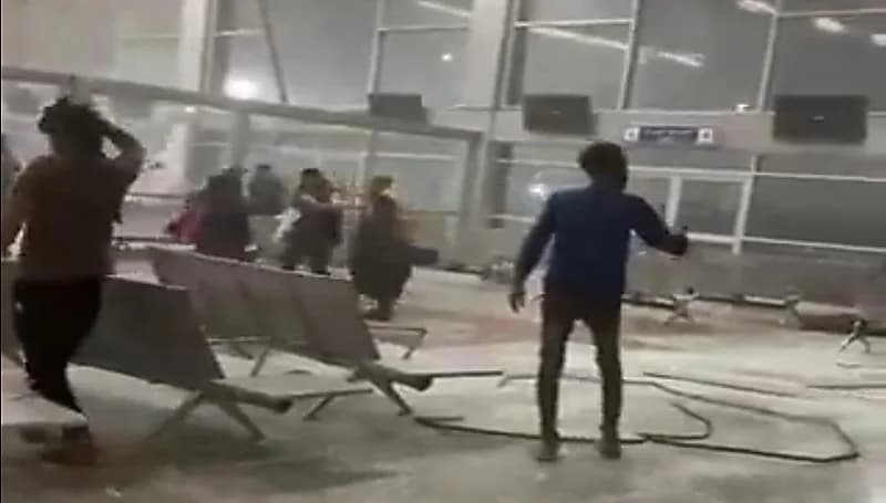 رياح وأمطار غزيرة تتسبب في تحطم مطار عدن الدولي.. فيديو