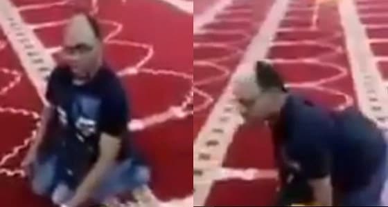 بالفيديو.. رجل يتحدى الإعاقة لأداء صلاة الجماعة