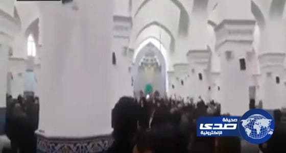 بالفيديو.. متظاهرون يرشقون مساعد الرئيس الإيراني بالحجارة