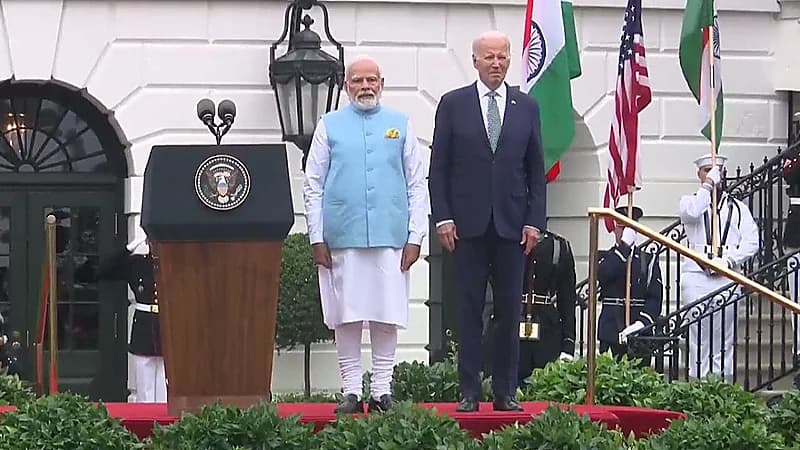 موقف محرج آخر لبايدن خلال عزف النشيد الهندي .. فيديو