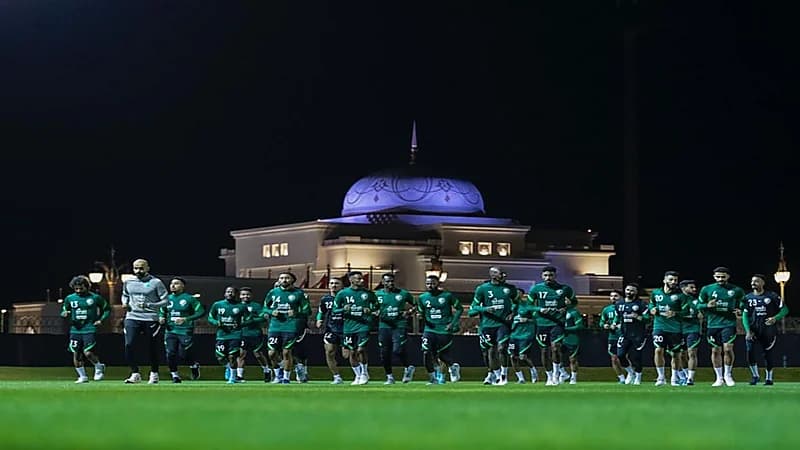 المنتخب الوطني يدشن تدريباته في أبوظبي استعداداً للقاء الصين