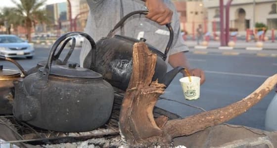 ببسطات شاي الجمر.. شباب يستغل موجة البرد لكسب الرزق بمكة