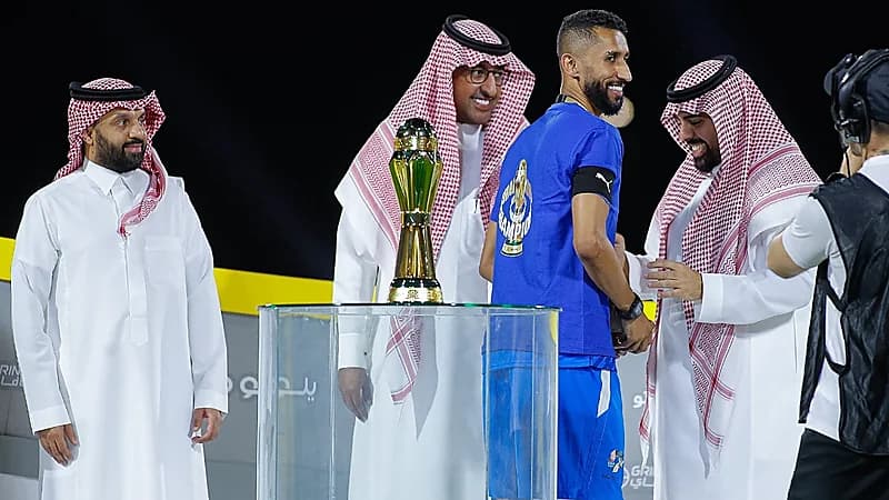 سلمان الفرج يحتفل مع نيوم بكأس دوري الدرجة الأولى .. فيديو