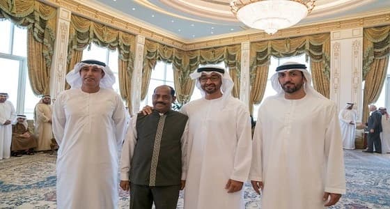 بالفيديو.. ولي عهد أبو ظبي يودع عاملًا بالديوان لأكثر من 40 سنة