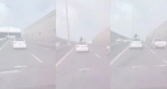 عرض حياة المواطنين للخطر.. القبض على قائد مركبة بعسير