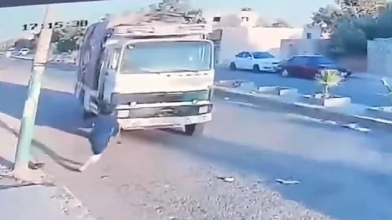 شاهد .. شجاعة طفل بعدما رأى شاحنة بدون سائق تنحرف على الطريق