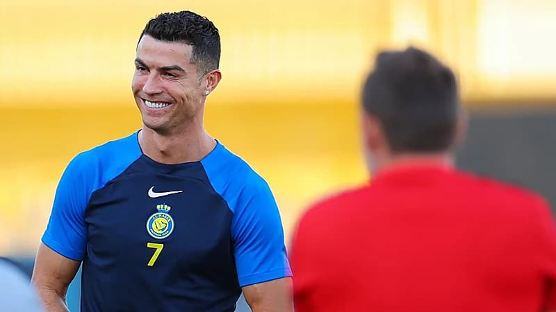 لاعبو النصر يفاجئون رونالدو بعد وصوله لـ 200 مباراة .. فيديو