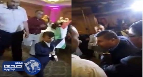 بالفيديو.. رئيس لجنة فلسطين النيابية يقبل قدم طفل