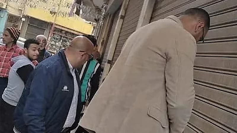 “السلطات المصرية“ تغلق مغسلة لتعدي صاحبها على حرَم الطريق العام